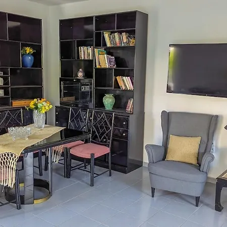 Apartamento Peaceful And Quiet House Akhirones